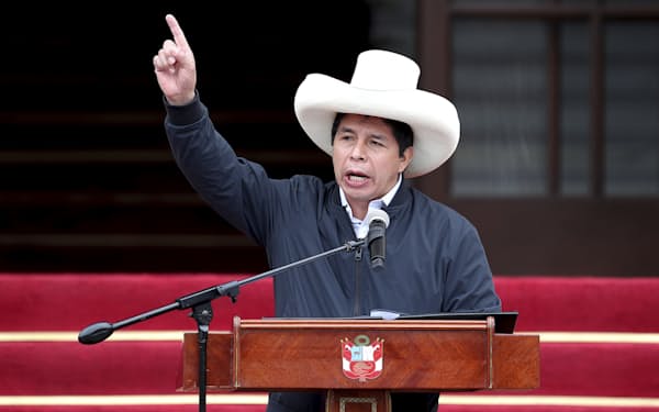 ペルーのカスティジョ政権は不安定な状況が続く（21年11月、リマ）＝AP