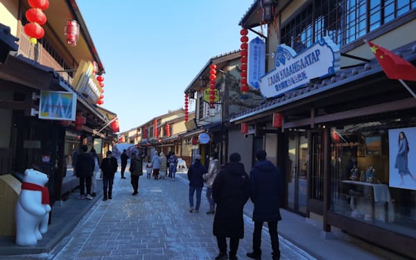 京都の街並みを再現した複合商業施設でモンゴルやロシアなどの品物を売る店が開業した（2日、遼寧省大連市）