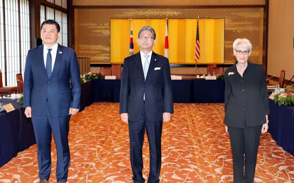 （左から）韓国の崔鍾建外務第1次官、森健良外務次官、米国のシャーマン国務副長官（2021年7月、都内）＝共同