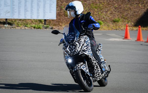 ヤマハ発が試乗会で披露した電動バイク（21年12月）