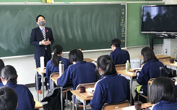 中学校給食の全員実施など公約実現には多額の歳出負担が必要だ(21年10月、横浜市の中学校で視察する山中市長)