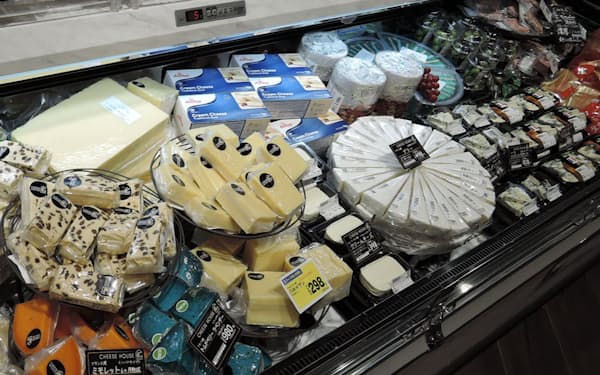 スーパー店頭に並ぶ輸入チーズも値上がりする可能性がある（川崎市のライフ溝口店）