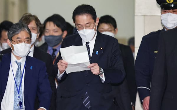 衆院予算委での質疑を終え、国会を出る岸田首相（2日）