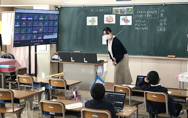 水戸市立吉沢小学校では先生が端末を通じて１年生各クラスに道徳の授業を行っていた（2日）