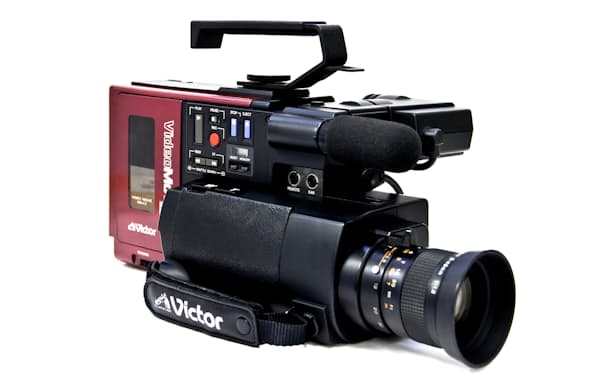 １９８４年に発売した録画・撮影部分一体型のビデオカメラ