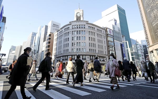 　マスク姿で東京・銀座を行き交う人たち。国内の新型コロナウイルスの新規感染者数が初めて10万人を超えた＝3日午後