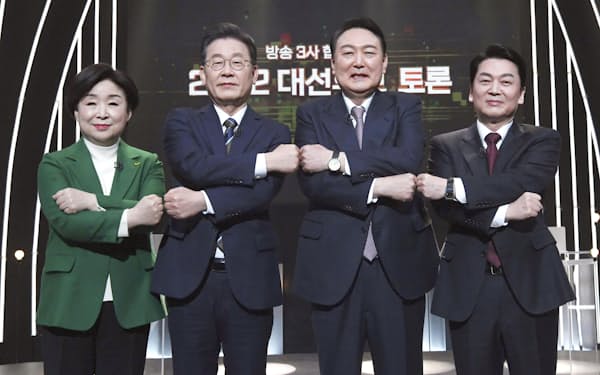 ３日、テレビ討論に臨んだ韓国大統領選の4候補＝聯合・共同