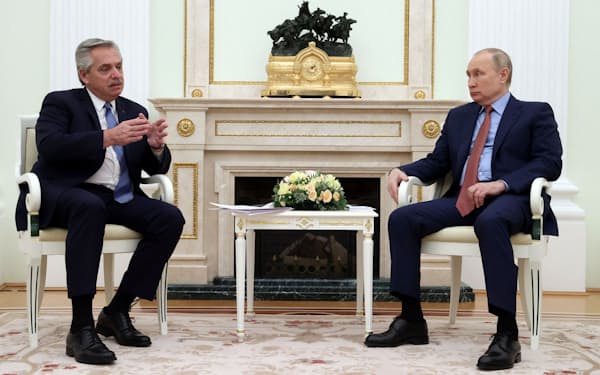 ロシアのプーチン大統領㊨はアルゼンチンのフェルナンデス大統領と３日にモスクワで会談した＝ロイター
