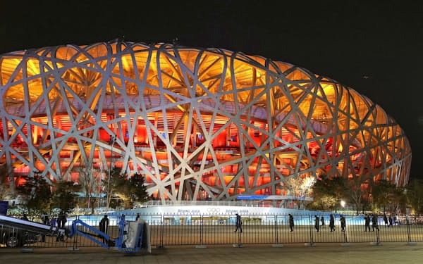 北京冬季五輪の開幕を控え、ライトアップされた開会式会場の国家体育場（3日、北京）＝共同