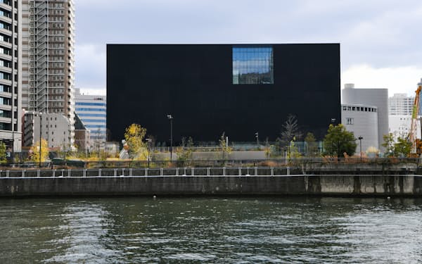 漆黒の外観が目を引く大阪中之島美術館（1月、大阪市北区）