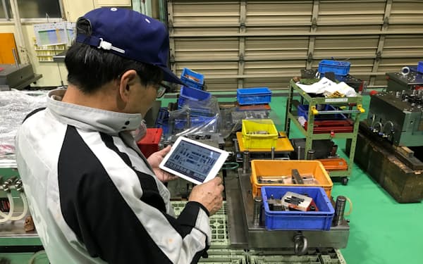 IBUKIの金型工場でタブレット端末を使い改善活動をするベテラン作業員
