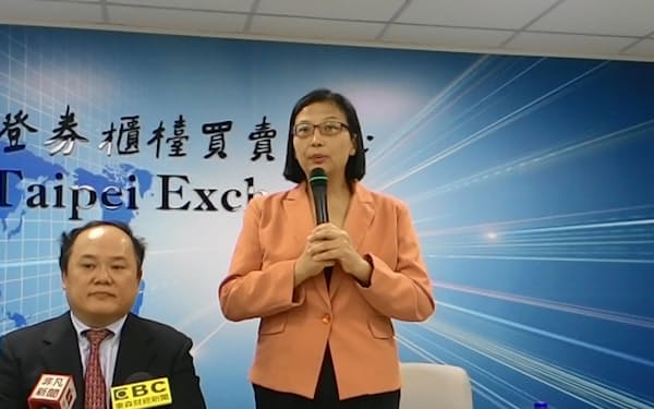 徐秀蘭董事長（右）が率いる台湾の環球晶円はＭ＆Ａ（買収・合併）戦略の修正を迫られた（2016年）＝中央通信社