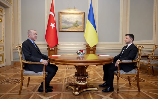 3日、キエフでウクライナのゼレンスキー大統領（右）と会談するエルドアン・トルコ大統領（ウクライナ政府提供）＝ロイター