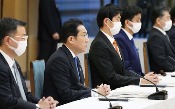 経済安全保障推進会議の会合であいさつする岸田首相（左から2人目。4日午前、首相官邸）＝共同