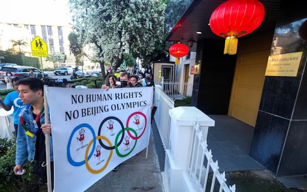 人権侵害が指摘される中国での五輪開催への抗議が各地で開かれた（３日、米ロサンゼルス）＝ロイター