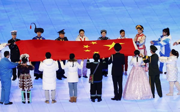 　北京冬季五輪の開会式で運ばれる中国国旗（4日、北京）＝共同