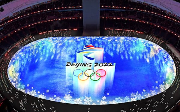 　開会式会場に映し出された北京冬季五輪のエンブレム＝4日、北京（共同）
