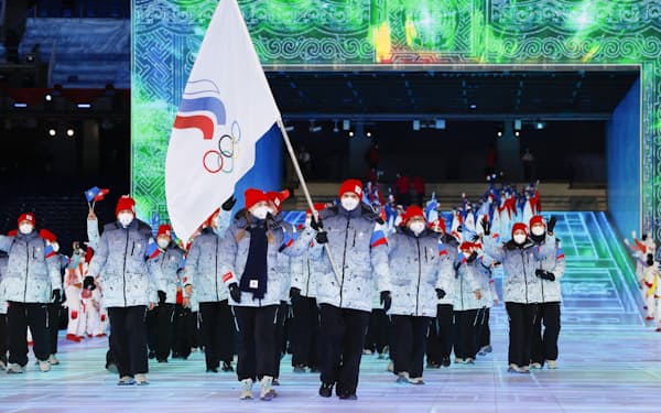４日の北京冬季五輪の開会式で入場行進するROCの選手ら＝共同