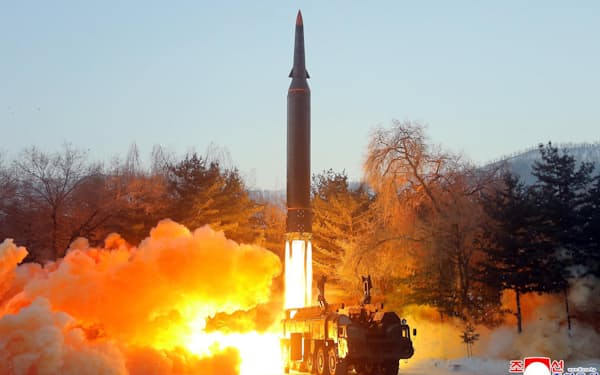 北朝鮮の極超音速ミサイルの発射実験＝1月5日（朝鮮中央通信＝共同）