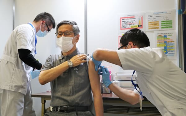 新型コロナウイルスワクチンの追加接種を受ける、政府の新型コロナ対策分科会の尾身茂会長（５日午前、東京都千代田区）