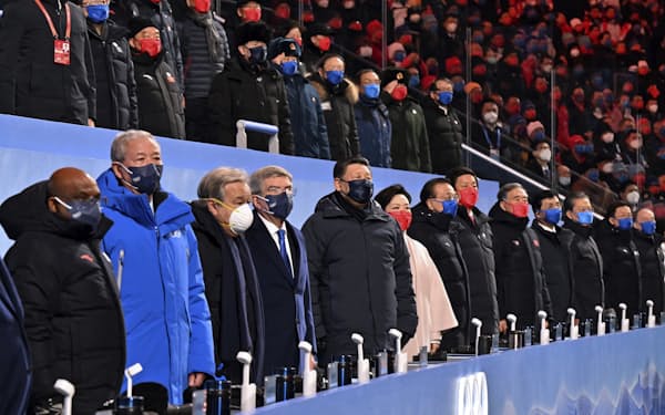 北京冬季五輪の開会式に出席する習近平国家主席（左から５番目）＝ＡＰ
