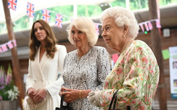 G7サミットの関連行事を訪れたエリザベス英女王（右）とカミラ夫人（中央）。左はキャサリン妃（2021年6月）＝ロイター