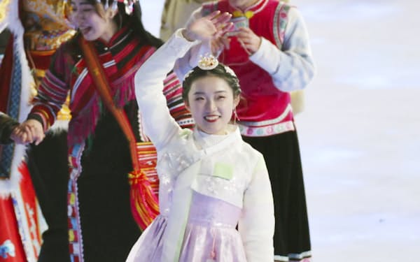 4日、北京冬季五輪の開会式に登場したチマ・チョゴリ姿の女性＝聯合・共同