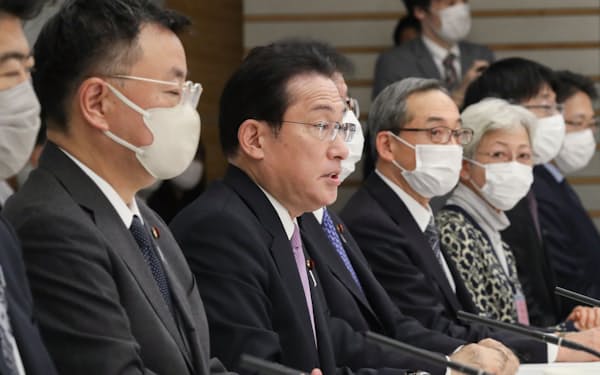 第33次地方制度調査会の初会合であいさつする岸田首相（1月14日、首相官邸）