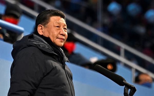 ４日、北京冬季五輪の開会式に臨んだ習主席。秋の共産党大会では異例の３期目に入るとみられている＝ロイター