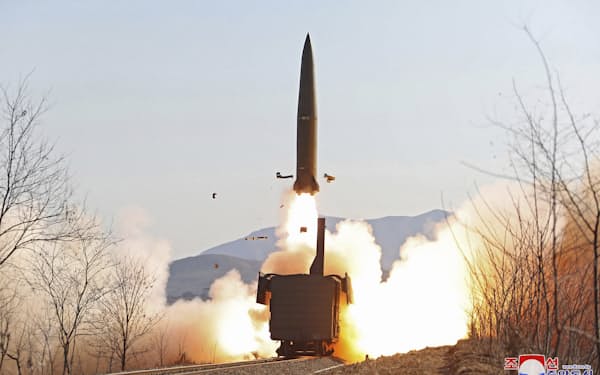 1月14日の実験で列車から発射された北朝鮮のミサイル＝朝鮮中央通信・ＡＰ