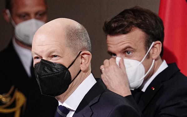 ドイツのショルツ首相（左）とフランスのマクロン大統領（1月25日、ベルリン）＝ロイター