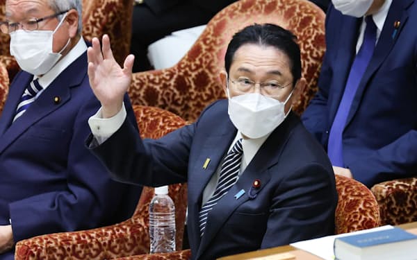 衆院予算委で挙手する岸田首相（7日午前）
