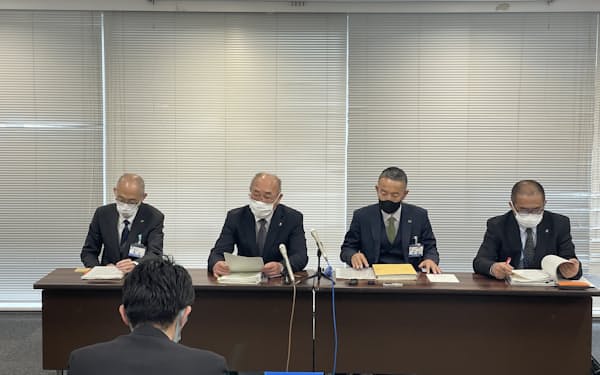 新型コロナの感染者が出た場合に学級閉鎖とする基準などを設定した（7日、神奈川県庁）