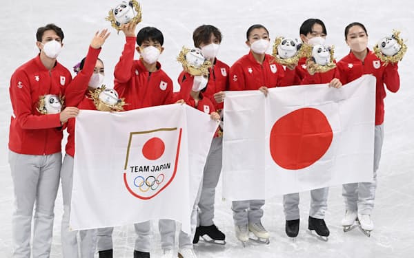 団体で銅メダルを獲得し、日の丸を掲げる日本チーム＝共同
