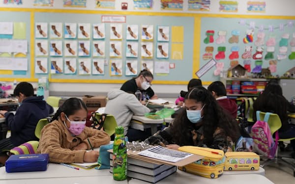 学校でマスクを着用する子どもたち（カリフォルニア州）＝ＡＰ