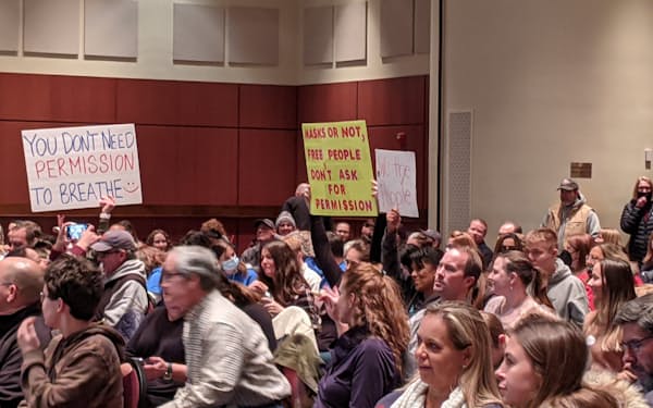 バージニア州ラウドン郡教育委員会の公聴会ではマスク反対派・賛成派の保護者１００人以上が発言した