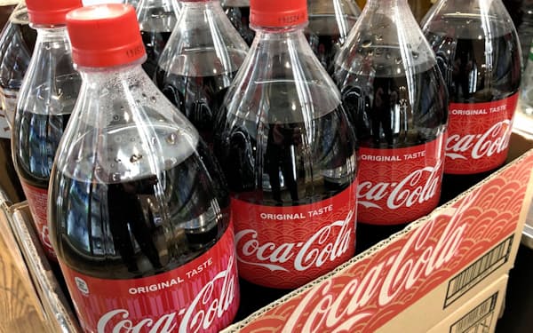 コカ・コーラボトラーズジャパンは清涼飲料の大型ペットボトル商品を値上げする。