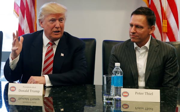 米大統領選で当選したトランプ氏（左）と会合で同席したピーター・ティール氏（2016年12月、米ニューヨーク）＝ロイター