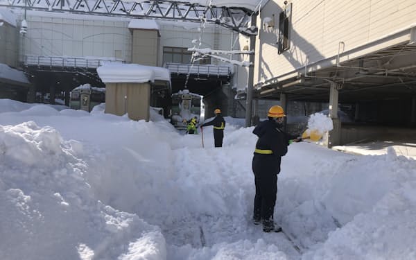 ６日の大雪で除雪が追いつかず、札幌圏の列車で運休が続いている（７日、北広島市）＝ＪＲ北海道提供