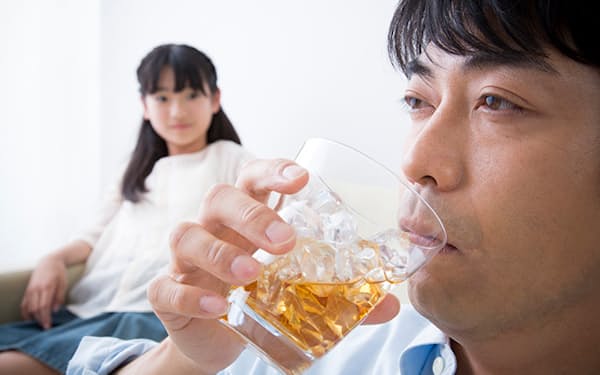 飲酒量を減らしたいのにうまく減らせない人がコロナ禍で増えているという（写真はイメージ=PIXTA）