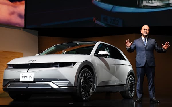 現代自動車の電気自動車（EV）「アイオニック5」についてプレゼンテーションする占部貴生デザインチーム長（8日、東京・大手町）