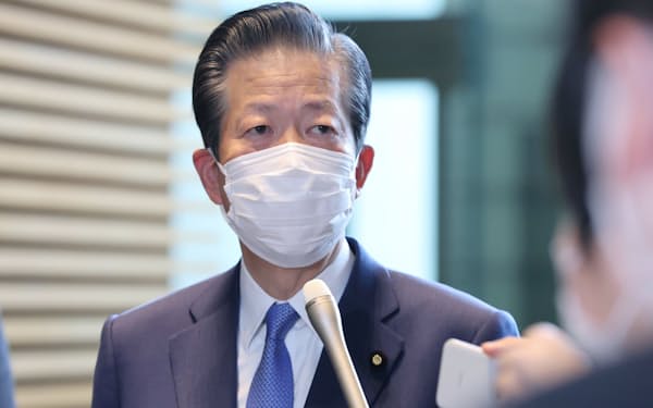 岸田首相と会談後、記者の質問に答える公明党の山口代表（8日、首相官邸）