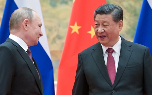 中国の習近平国家主席（右）とロシアのプーチン大統領（2月4日、北京）＝タス・共同