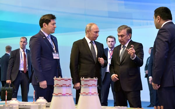 原子力発電所の建設を巡り、ウズベキスタンのミルジヨエフ大統領（右から２人目）と話すロシアのプーチン大統領（2018年、タシケント）＝ロイター