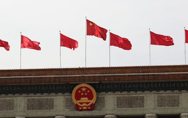 人民大会堂に掲げられた中国国旗（北京）