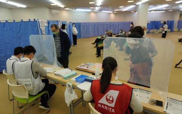 千葉県成田市の3回目の新型コロナワクチン接種では成田空港で働く日本航空の従業員も会場運営に協力