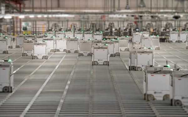オカドの物流倉庫ではロボットが商品を仕分けしている＝同社提供