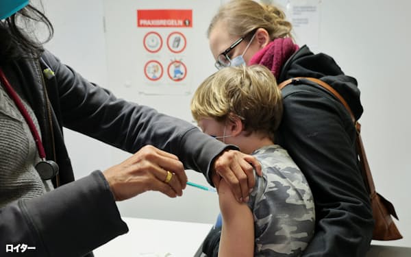 海外では小児のワクチン接種を進める国が複数ある=ロイター