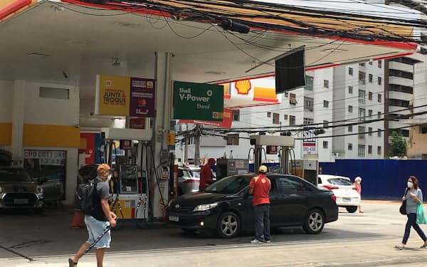 ガソリンの販売価格は1年で4割超上昇している（サンパウロの給油所）