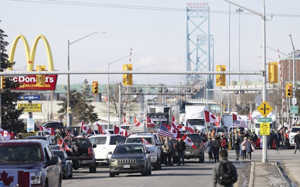 カナダと米国を結ぶアンバサダー橋がデモ活動で封鎖された（９日）＝ＡＰ